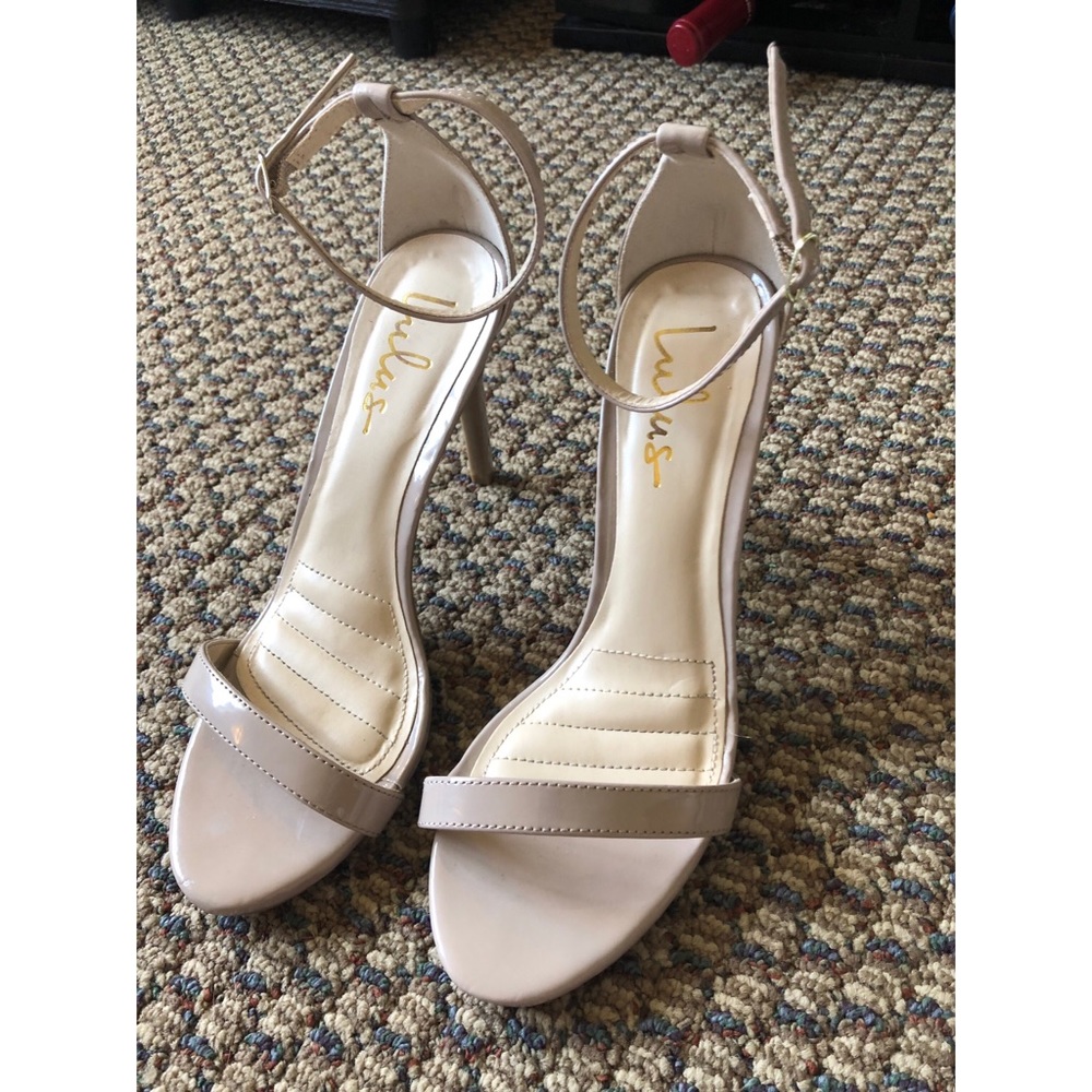 Nude patent leather pumps